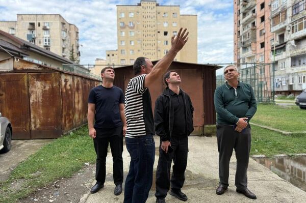 Глава Сухума Тимур Агрба посетил жителей домов, пострадавших от ливня Глава Сухума Тимур Агрба посетил жителей домов, пострадавших от ливня - Sputnik Абхазия