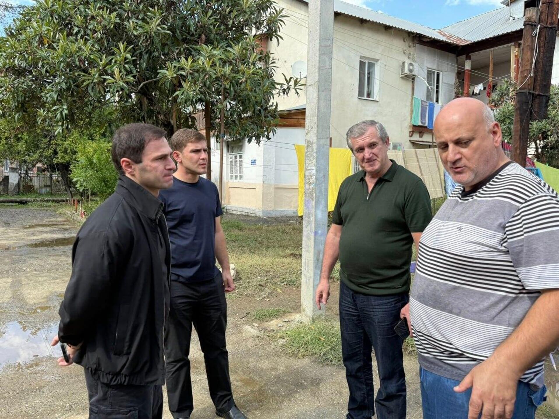 Глава Сухума Тимур Агрба посетил жителей домов, пострадавших от ливня Глава Сухума Тимур Агрба посетил жителей домов, пострадавших от ливня - Sputnik Аҧсны, 1920, 09.09.2025