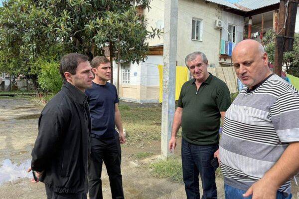 Глава Сухума Тимур Агрба посетил жителей домов, пострадавших от ливня Глава Сухума Тимур Агрба посетил жителей домов, пострадавших от ливня - Sputnik Абхазия