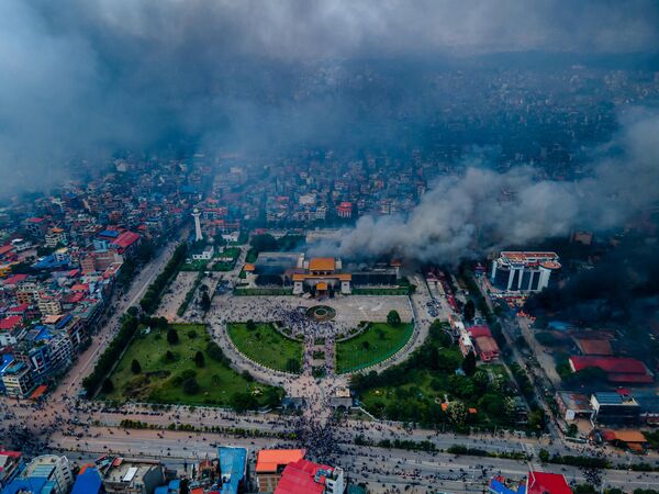 На снимке с воздуха видно, как демонстранты поджигают общественные здания во многих местах, включая здание парламента, в округах Катманду, Лалитпур и Бхактапур. - Sputnik Абхазия