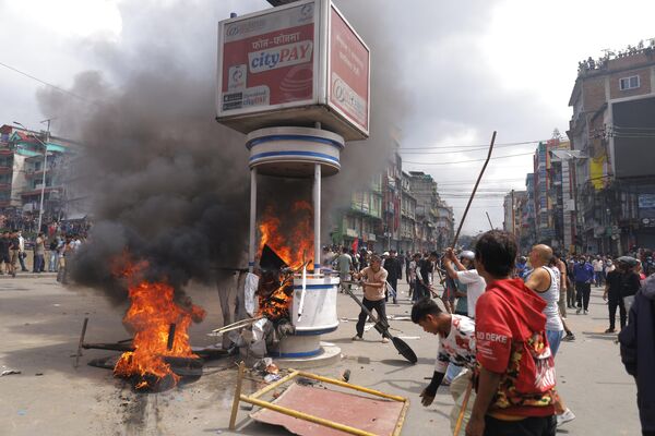 Непальские протестующие сожгли блокпост в Катманду.  - Sputnik Абхазия