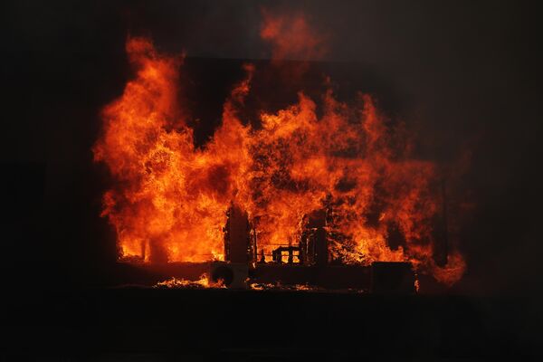 Президентский дворец охвачен огнем.  - Sputnik Абхазия