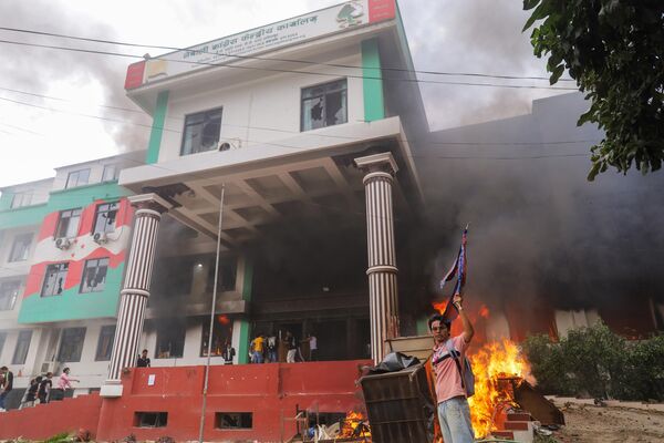 Непальские протестующие подожгли центральный офис Непальского конгресса в Лалитпуре. - Sputnik Абхазия