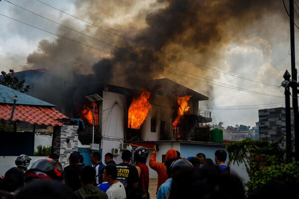 Власти Катманду применили слезоточивый газ, резиновые пули и боевые патроны в ответ на штурм демонстрантами общественных зданий. - Sputnik Абхазия