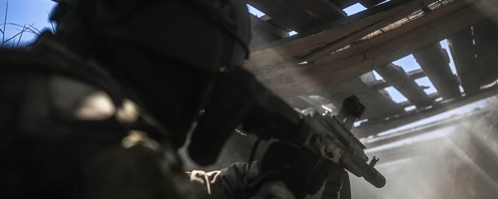 Отработка боевого слаживания военнослужащими 8-й разведывательной штурмовой бригады добровольческого корпуса Южной группировки войск в ЛНР - Sputnik Абхазия, 1920, 23.12.2025