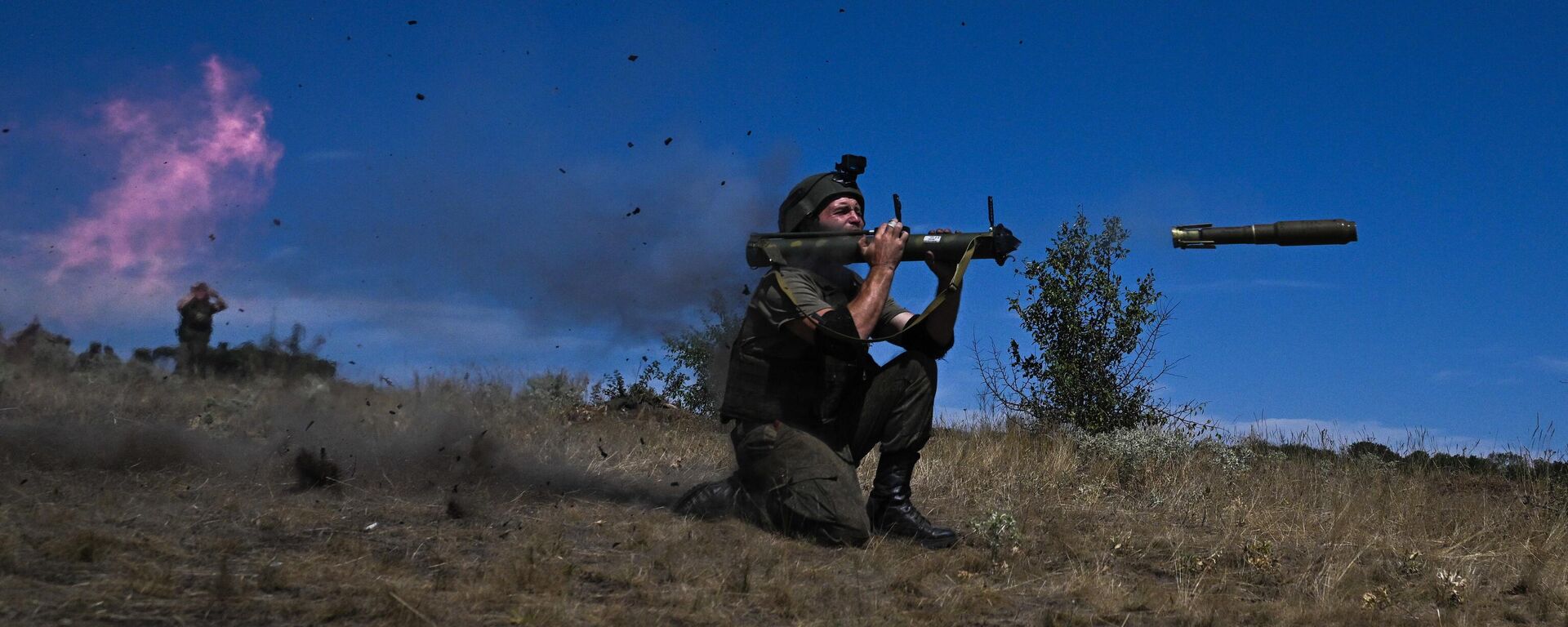 Отработка боевого слаживания военнослужащими 8-й разведывательной штурмовой бригады добровольческого корпуса Южной группировки войск в ЛНР - Sputnik Абхазия, 1920, 10.10.2025