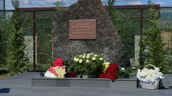 Памятник депутату Парламента Абхазии Вахтангу Голандзия открыли в селе Кутол - Sputnik Абхазия