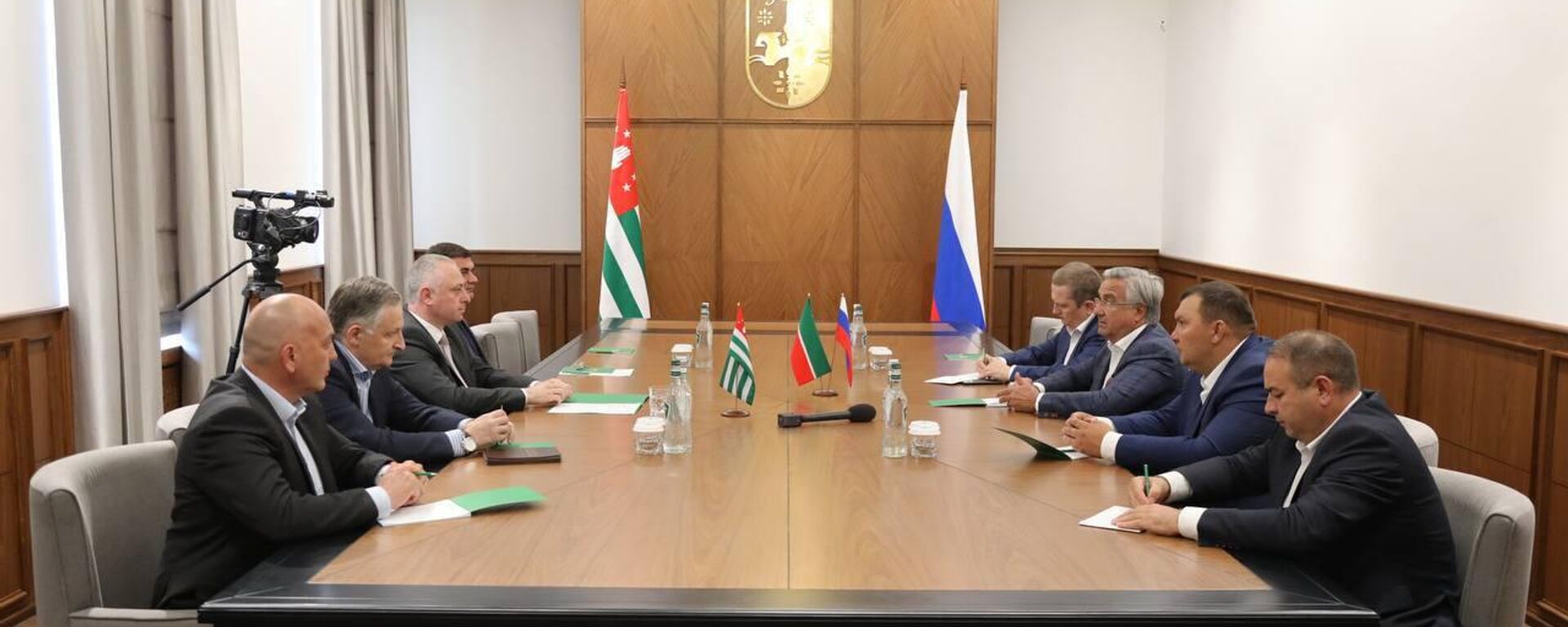 Развитие культурного сотрудничества обсудили президент Бадра Гунба и делегация из Татарстана - Sputnik Абхазия, 1920, 17.09.2025