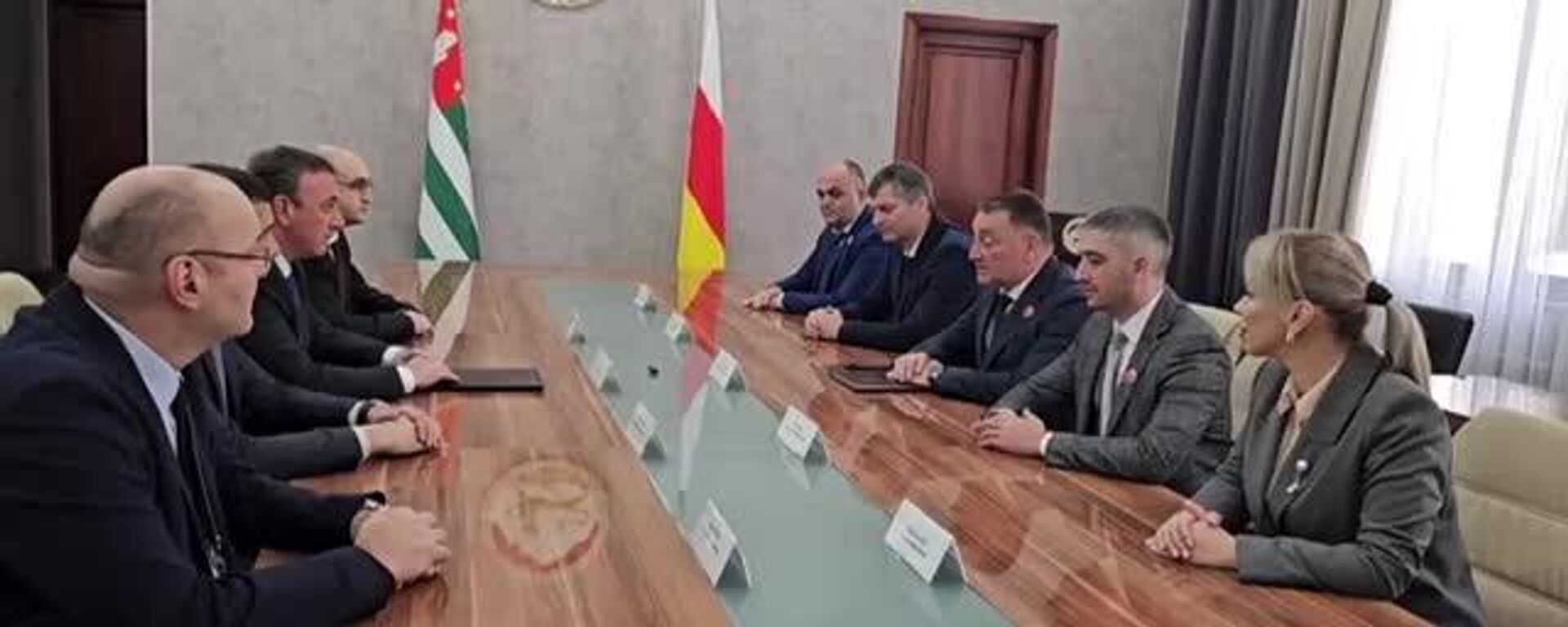 Премьер-министр Абхазии Владимир Делба обсудил вопросы сотрудничества со своим югоосетинским коллегой Константином Джуссоевым - Sputnik Аҧсны, 1920, 18.09.2025
