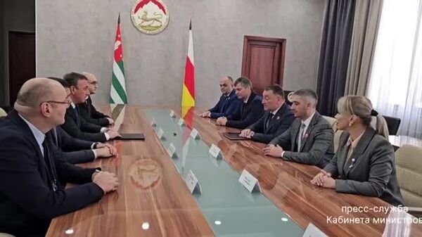 Премьер-министр Абхазии Владимир Делба обсудил вопросы сотрудничества со своим югоосетинским коллегой Константином Джуссоевым - Sputnik Аҧсны