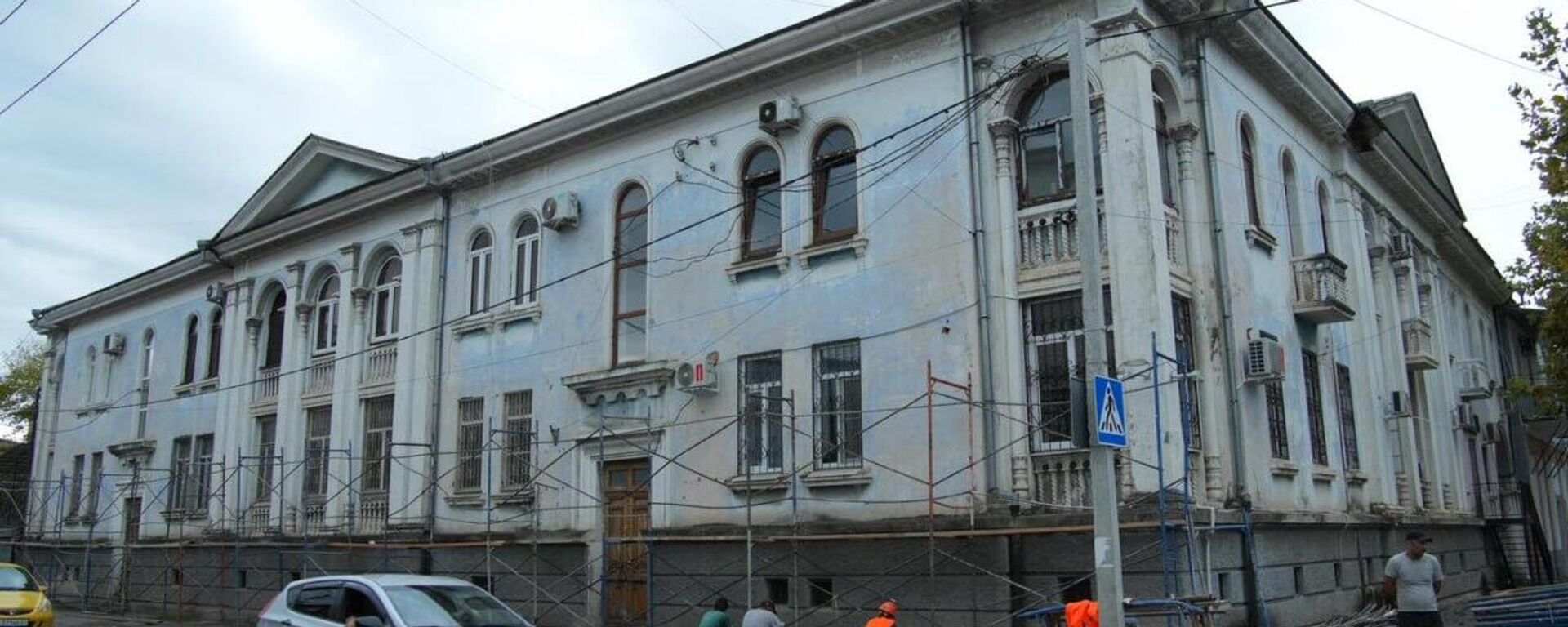 Началась реставрация здания на пересечении улиц Ардзинба и Воронова в Сухуме - Sputnik Абхазия, 1920, 18.09.2025