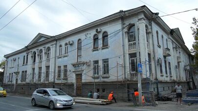Началась реставрация здания на пересечении улиц Ардзинба и Воронова в Сухуме
