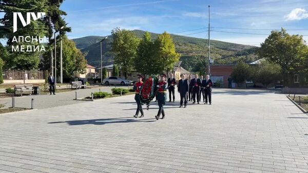 Бадра Гунба возложил цветы к Мемориальному комплексу павшим защитникам Южной Осетии, сообщает Апсныпресс - Sputnik Абхазия