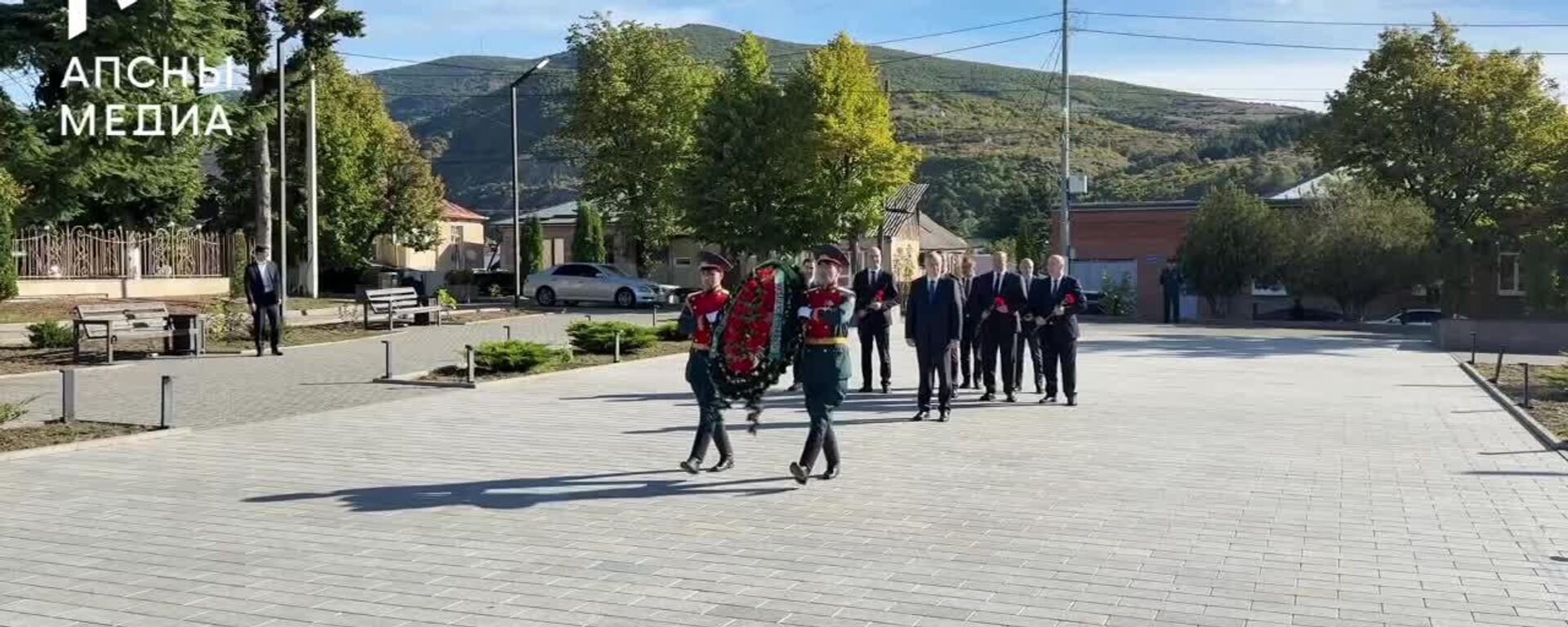 Бадра Гунба возложил цветы к Мемориальному комплексу павшим защитникам Южной Осетии, сообщает Апсныпресс Бадра Гунба возложил цветы к Мемориальному комплексу павшим защитникам Южной Осетии, сообщает Апсныпресс - Sputnik Аҧсны, 1920, 20.09.2025