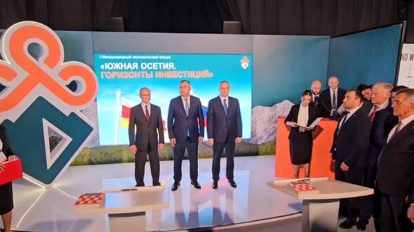 Соглашение о режиме торговли товарами и Соглашение о сотрудничестве в области инвестиционной деятельности подписали министр экономики Абхазии Теймураз Миквабия и министр экономического развития Южной Осетии Сармат Котаев - Sputnik Абхазия