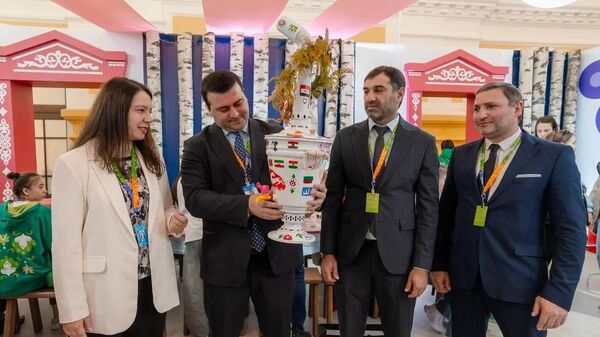 Самовар дружбы: символ гостеприимства от Россия – страна возможностей передан Абхазии на Слёте ВФМ - Sputnik Абхазия