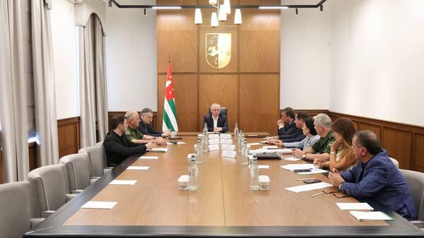 Подготовку к празднованию Дня Победы и Независимости и Дня освобождения Сухума обсудили в Администрации президента Абхазии - Sputnik Абхазия