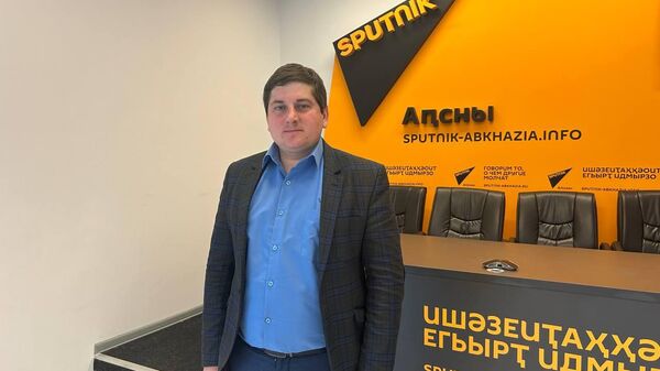 Владислав Арӡынба иԥсҭазаареи иусуреи зныԥшуа афотоцәыргақәҵақәа еиҿкаахоит араионқәа рҿы - Sputnik Аҧсны