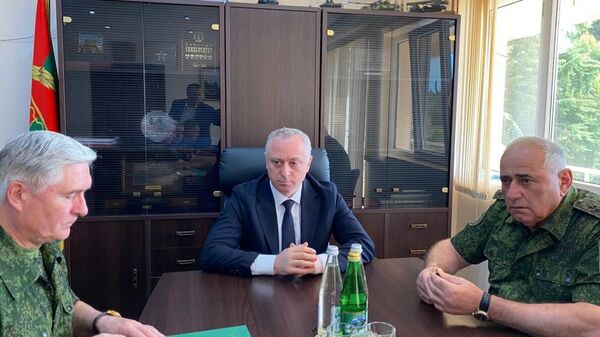 Вопросы организации и проведения оперативно-тактических учений обсудил президент Бадра Гунба с министром обороны Владимиром Ануа и замминистра и начальником Генштаба ВС Абхазии Владимиром Савченко - Sputnik Абхазия