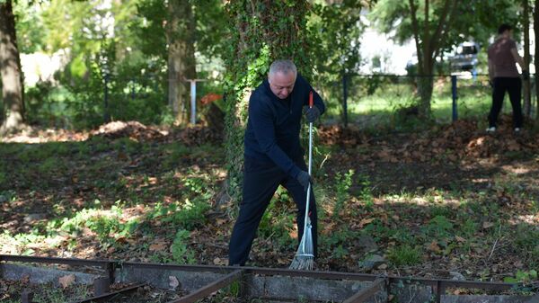 Президент Абхазии Бадра Гунба принял участие в республиканском экологическом субботнике - Sputnik Аҧсны