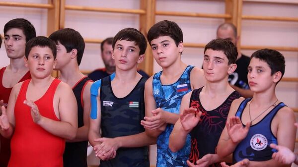 Международный турнир по вольной борьбе на призы мастера спорта международного класса, чемпиона Европы и СССР Раша Хутаба открылся в Гудауте.  - Sputnik Абхазия