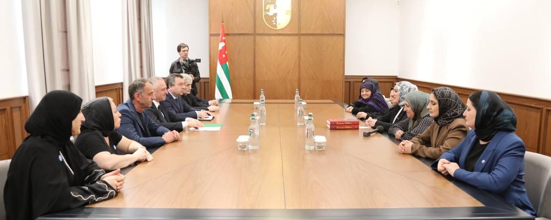 Бадра Гунба принял делегацию матерей и вдов погибших участников СВО из Дагестана Бадра Гунба принял делегацию матерей и вдов погибших участников СВО из Дагестана - Sputnik Абхазия, 1920, 26.09.2025