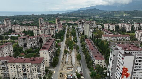 Работы по благоустройству сквера в Новом районе Сухума продолжатся - Sputnik Аҧсны