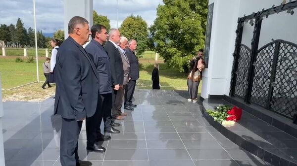 Бадра Гунба и Беслан Бигвава почтили память погибших защитников Отечества в Лыхны - Sputnik Аҧсны