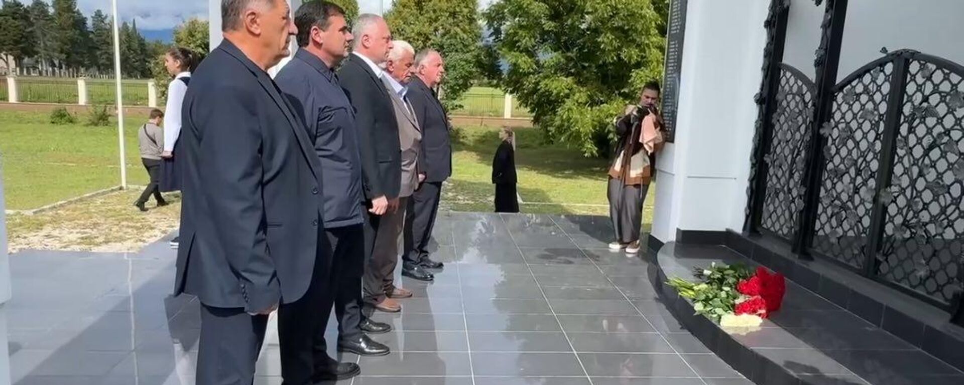 Бадра Гунба и Беслан Бигвава почтили память погибших защитников Отечества в Лыхны - Sputnik Аҧсны, 1920, 28.09.2025