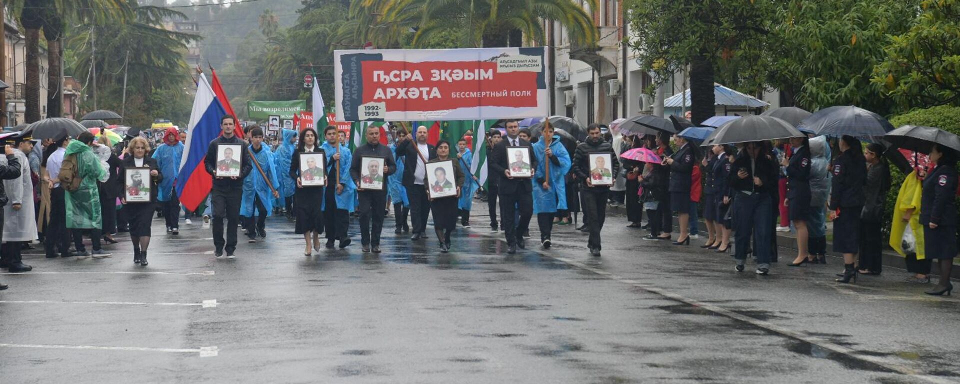 Военный парад, посвященный Дню Победы и Независимости, завершился шествием Бессмертного полка - Sputnik Абхазия, 1920, 30.09.2025