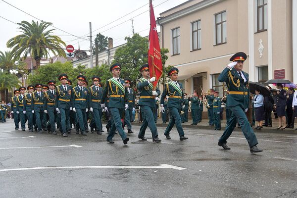 Но это не помешало военным промаршировать по одной из главных улиц, а горожанам – посмотреть на это. - Sputnik Абхазия