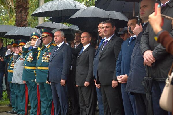 За ходом парада наблюдали руководство республики, гости из России и Южной Осетии. - Sputnik Абхазия