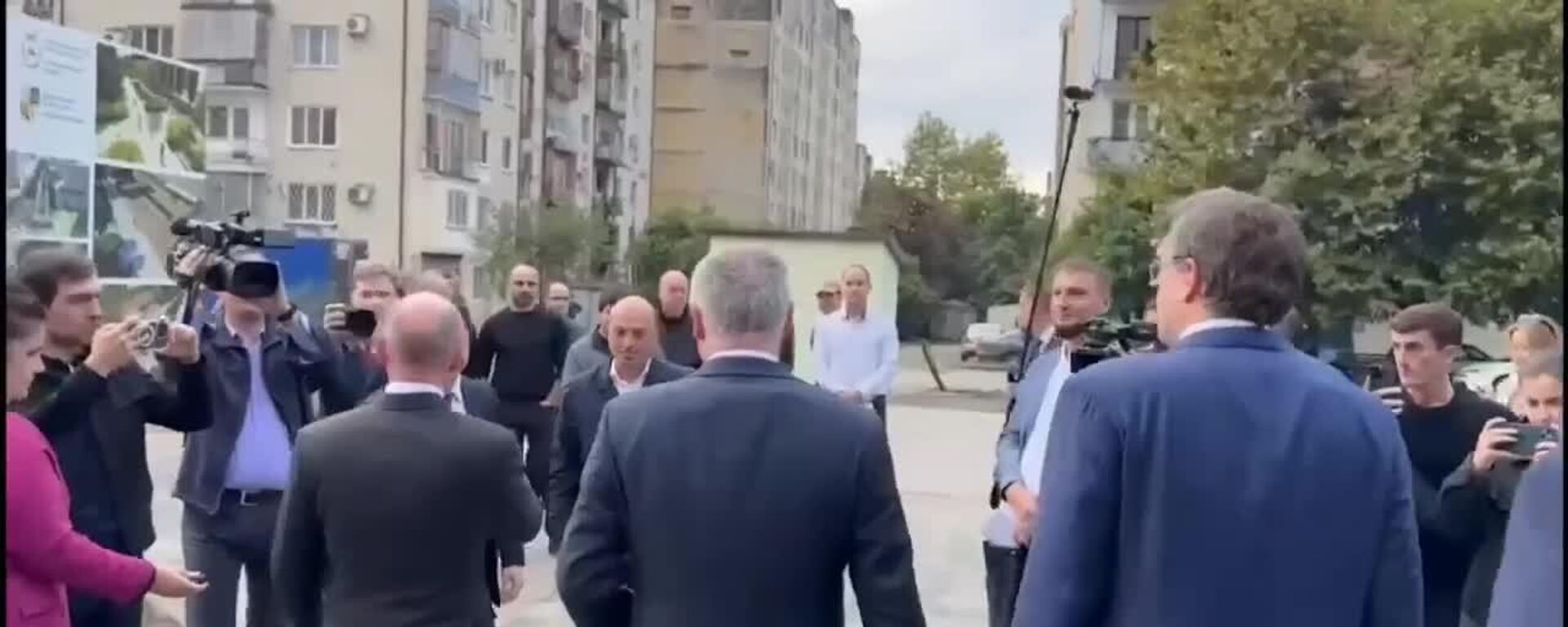 Работы по комплексному благоустройству сквера в Новом районе Сухума оценили президент Бадра Гунба и Первый замруководителя Администрации Президента России Сергей Кириенко - Sputnik Абхазия, 1920, 30.09.2025