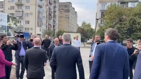 Работы по комплексному благоустройству сквера в Новом районе Сухума оценили президент Бадра Гунба и Первый замруководителя Администрации Президента России Сергей Кириенко - Sputnik Абхазия