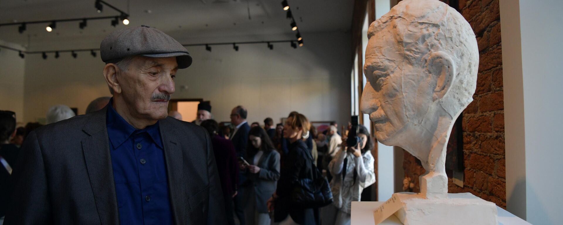 Посетители ЦВЗ в Сухуме в день открытия - Sputnik Абхазия, 1920, 08.03.2026