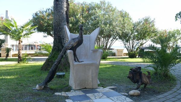 Скульптурную композицию по мотивам романа Даура Зантария открыли на набережной в Сухуме - Sputnik Аҧсны