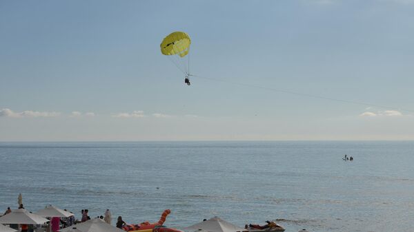 Отдыхающие на пляже г.Гагра - Sputnik Абхазия