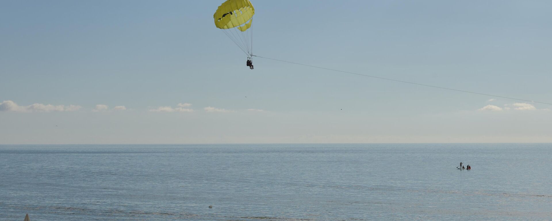 Отдыхающие на пляже г.Гагра - Sputnik Абхазия, 1920, 01.04.2026