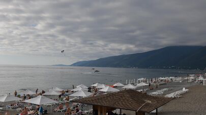 Отдыхающие на пляже г.Гагра