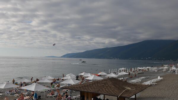 Отдыхающие на пляже г.Гагра - Sputnik Абхазия