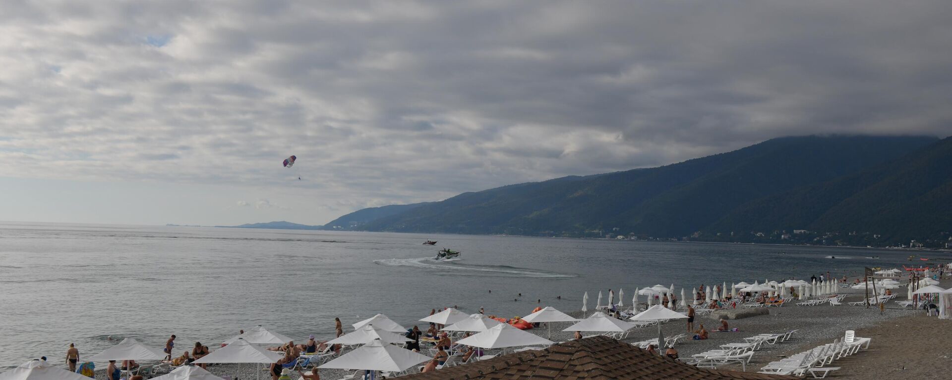 Отдыхающие на пляже г.Гагра - Sputnik Абхазия, 1920, 25.01.2026