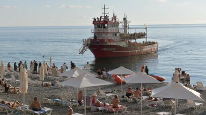 Отдыхающие на пляже г.Гагра