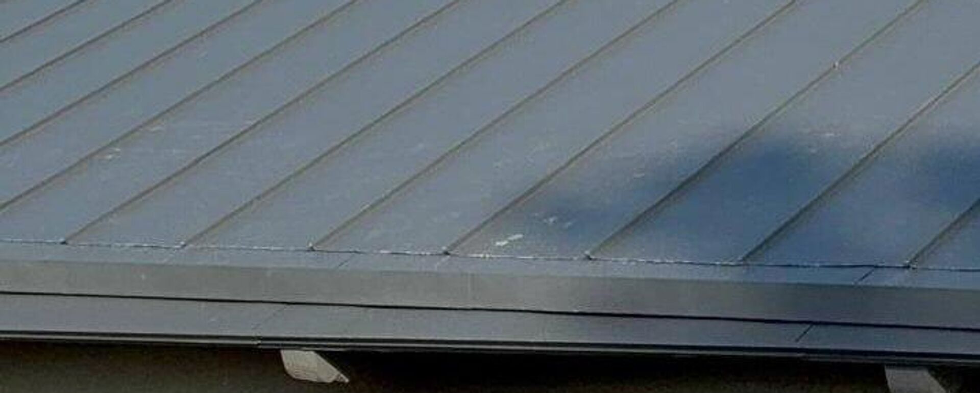 Строители начали менять кровлю на здании Гудаутской поликлиники, сообщили в пресс-службе УКС - Sputnik Аҧсны, 1920, 06.10.2025