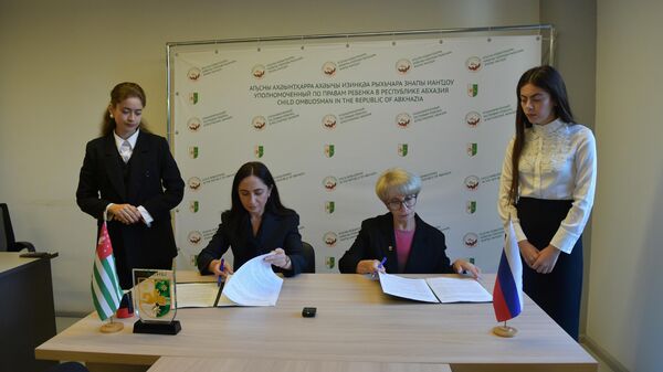 Подписания Соглашения о взаимодействии и сотрудничестве между Уполномоченным по правам ребенка в Республике Абхазия и Президентом МБОО Справедливая помощь Доктора Лизы - Sputnik Аҧсны