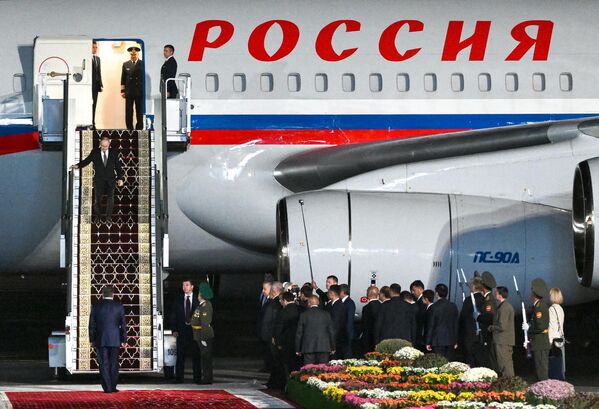 8 октября 2025 года Владимир Путин прибыл в Международный аэропорт Душанбе. - Sputnik Абхазия