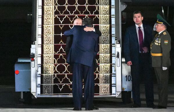 Его встретил президент Таджикистана Эмомали Рахмон.  - Sputnik Абхазия