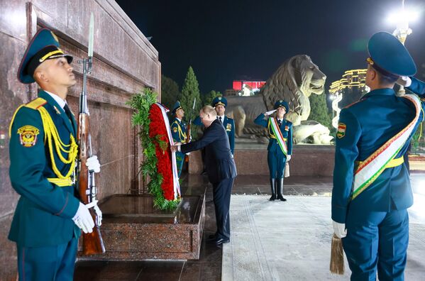 По традиции в каждый визит в Душанбе Путин возлагает венок к памятнику Исмаилу Сомони. - Sputnik Абхазия