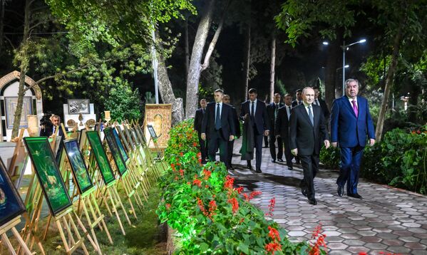 Владимир Путин и Эмомали Рахмон перед неформальным обедом на территории ботанического сада &quot;Ирам&quot; в Душанбе. - Sputnik Абхазия