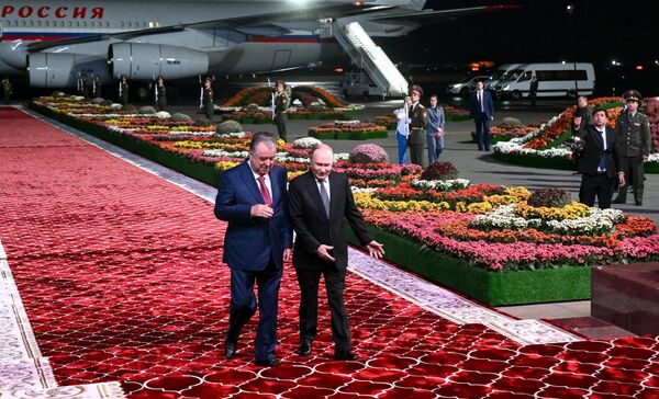 Лидеры двух государств проследовали по ковровой дорожке к кортежу. - Sputnik Абхазия