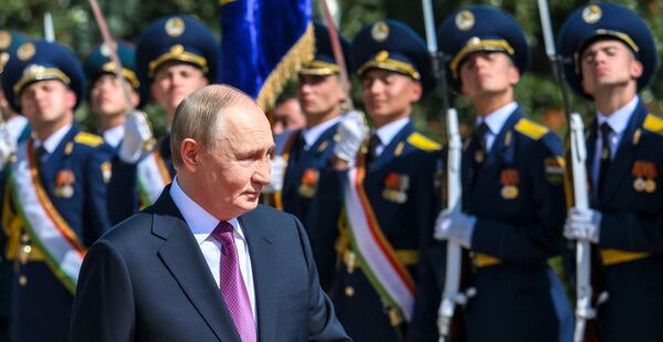 Путин направляется во Дворец Нации для проведения двусторонней встречи. - Sputnik Абхазия